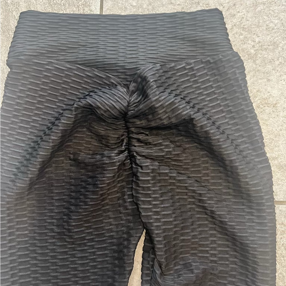 Butt Scrunch Black Textured Leggings - Picture 2 of 4